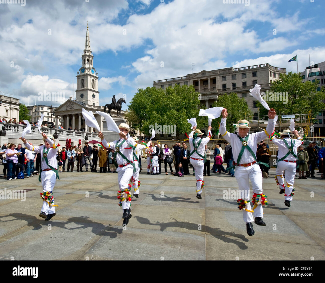 White Rose Morris uomini ballare al Westminster Giorno della danza in Trafalgar Square. Foto Stock