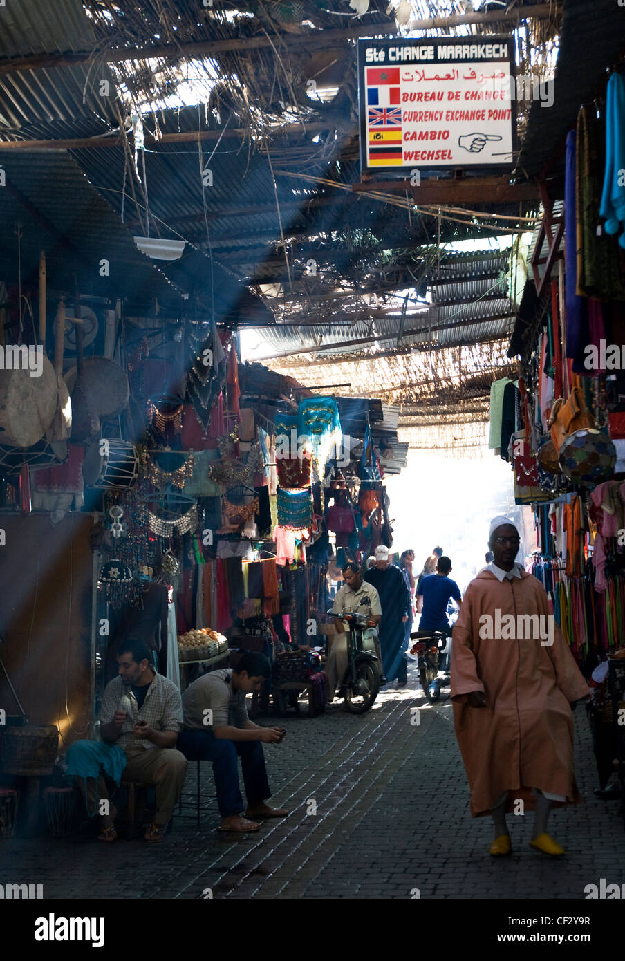 I titolari di stallo e venditori di attesa per i clienti presso la famosa Djemaa el Fna, mercato di Marrakech, Marocco Foto Stock