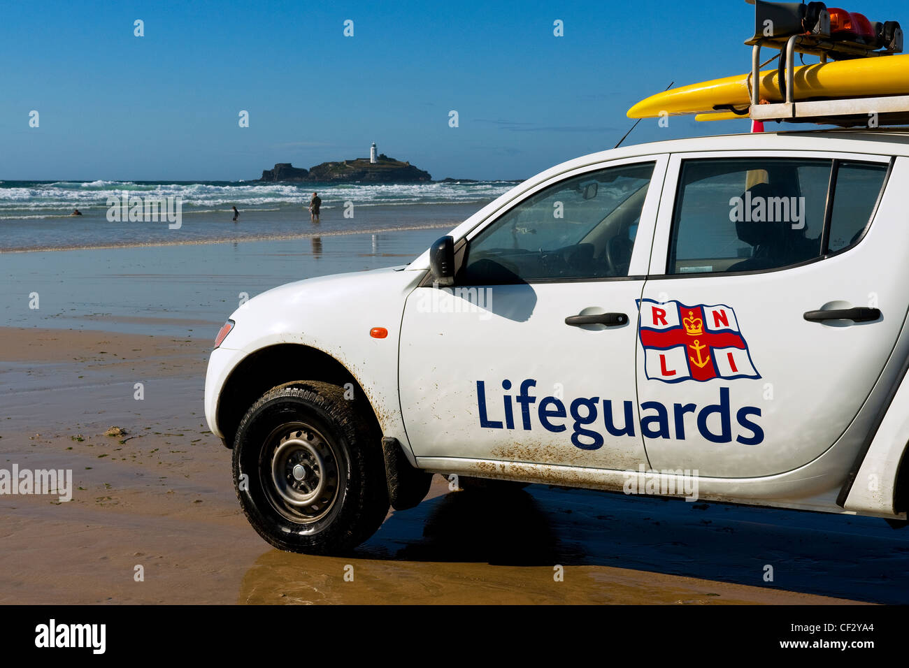 Un bagnino RNLI 4 x 4 emergency veicolo parcheggiato sulla spiaggia Gwithian. Foto Stock