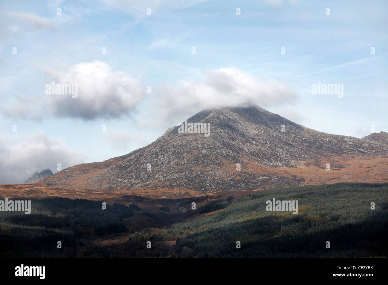Il Cloud oltre il picco di Cioch na h-Oighe, una montagna salgono a 661m sull'isola di Arran. Foto Stock