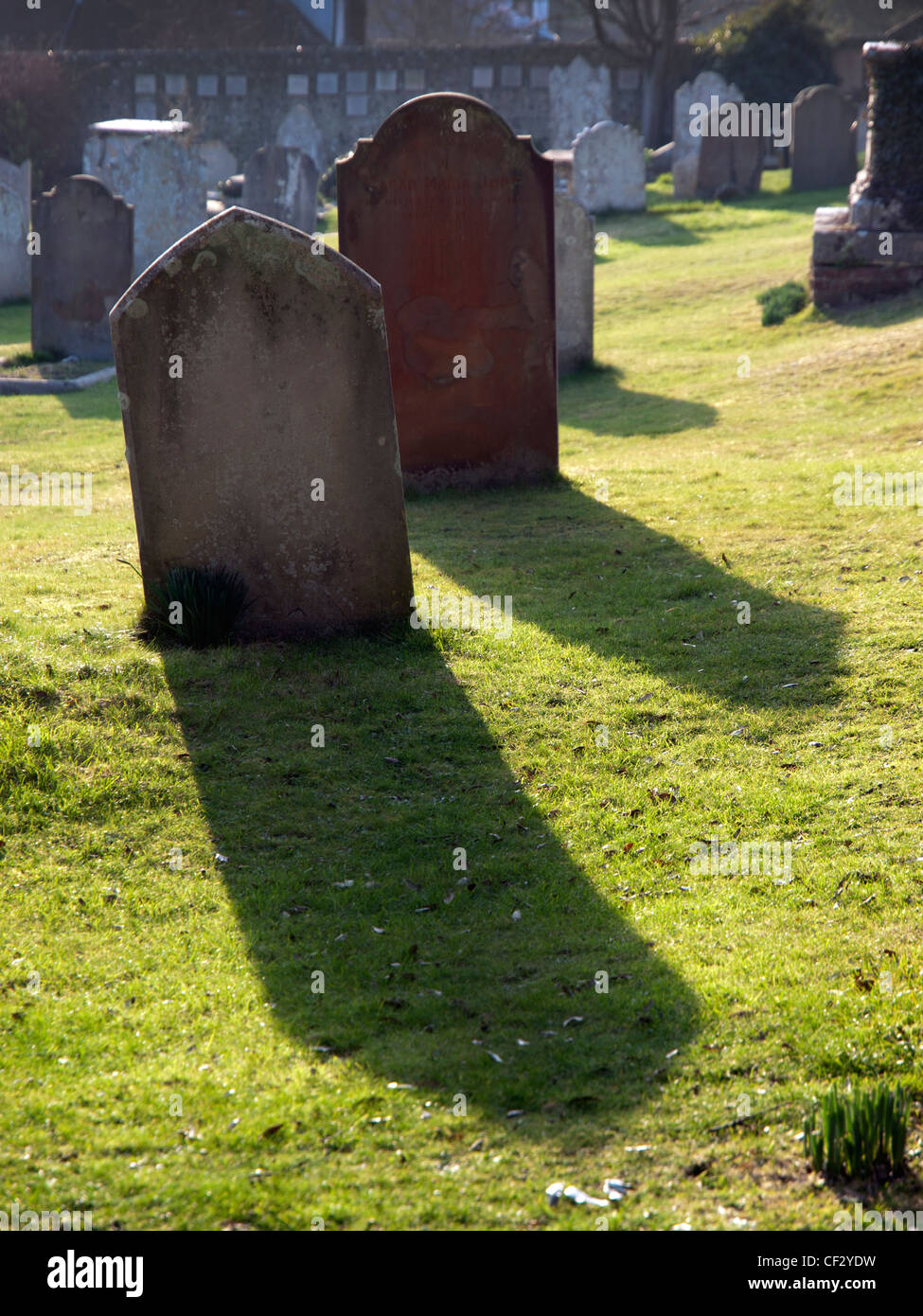 Morte proietta una lunga ombra nella chiesa a Rottingdean Foto Stock