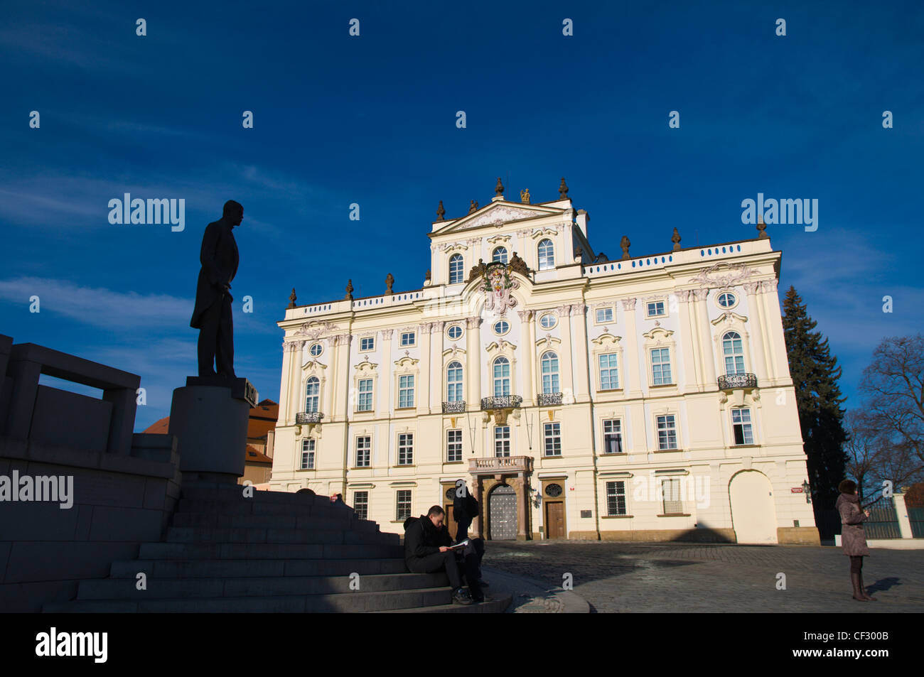 Palazzo Arcivescovile esterno e statua di Masaryk Hradcanske namesti Piazza Hradcany il distretto del castello di Praga Foto Stock
