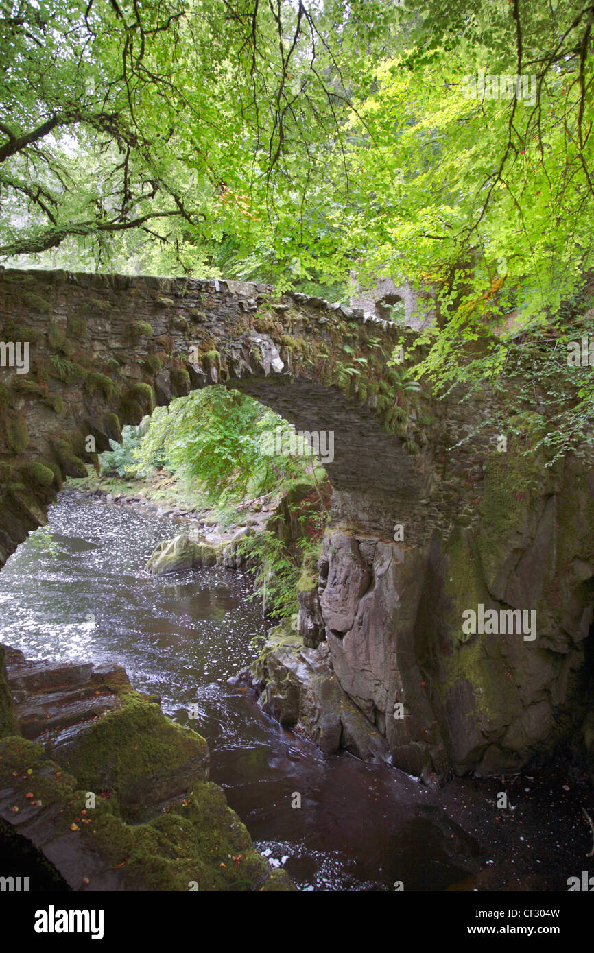 Un ponte di pietra sul fiume Braan presso l'eremo vicino a Dunkeld. Foto Stock