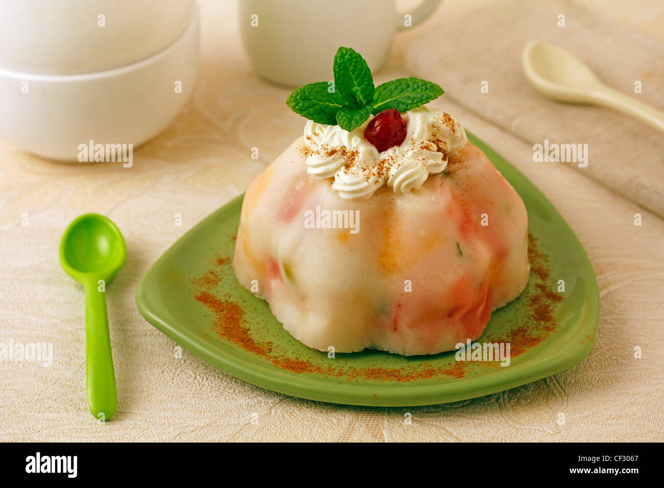 Gelato allo yogurt con frutta. Ricetta disponibile. Foto Stock