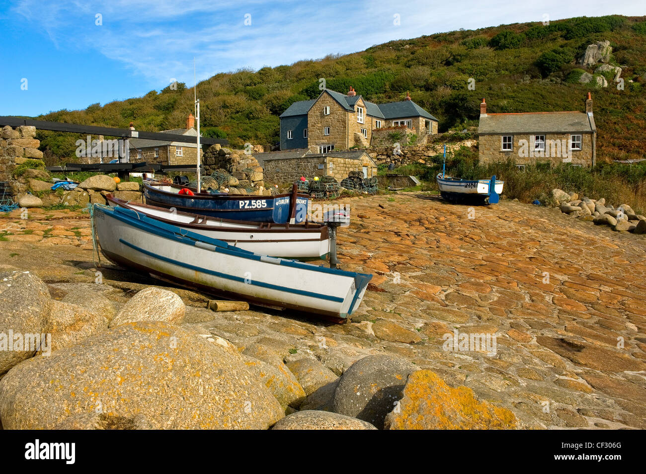 Barche da pesca sullo scivolo nella piccola insenatura di pesca di Penberth. Foto Stock Barche da pesca sullo scivolo nella piccola insenatura di pesca di Penberth. Foto Stock