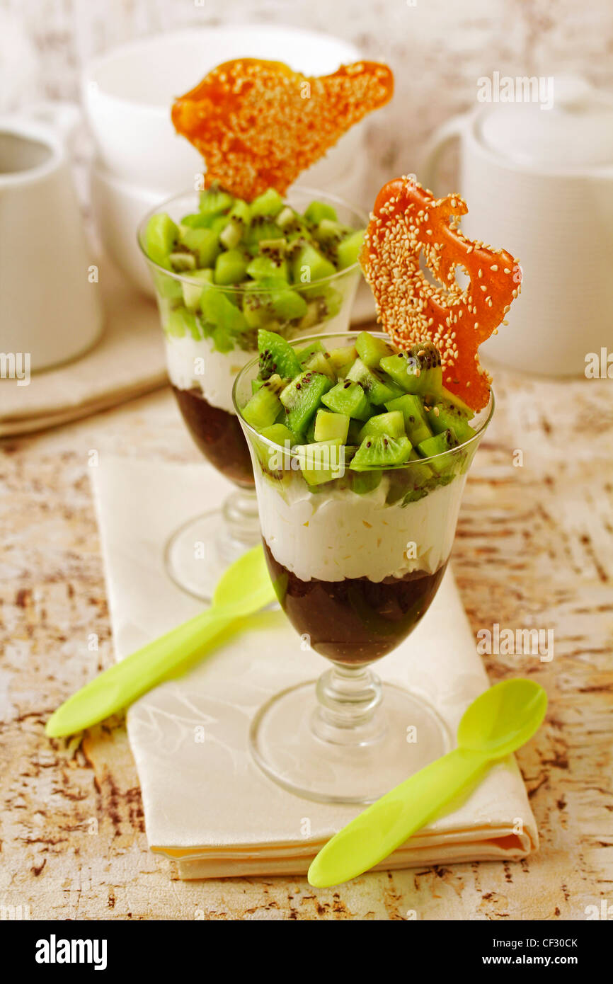 Le tazze con kiwi, susine e Croccante di Sesamo. Ricetta disponibile. Foto Stock