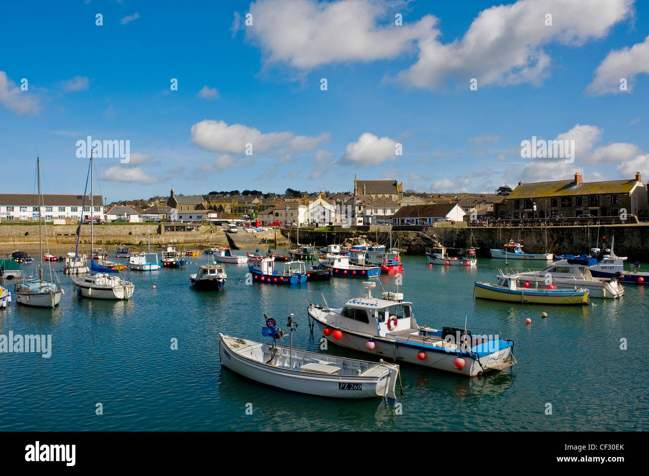 Barche ormeggiate nel porto di Porthleven. Foto Stock