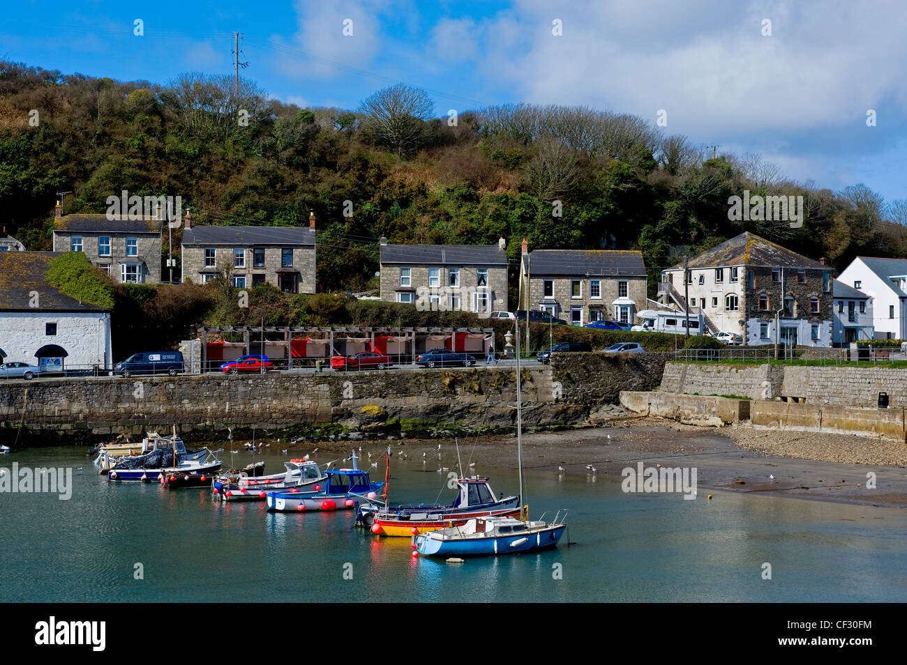 Barche ormeggiate nel porto di Porthleven. Foto Stock