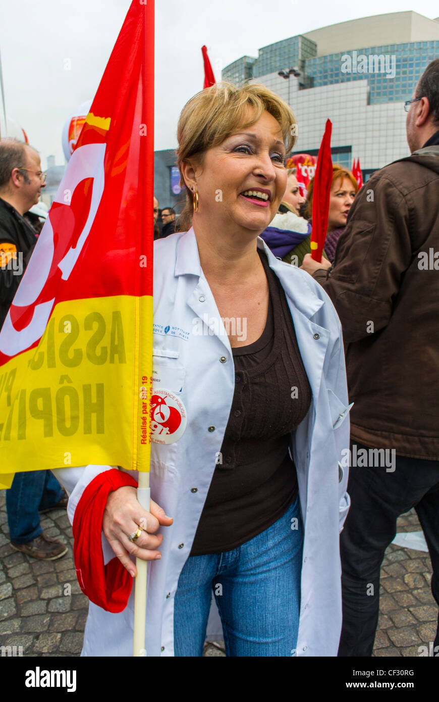 Parigi, Francia, infermiera donna marcia in misure antieuropee di austerità economica dimostrazione, da parte dei sindacati di sinistra, e partito politico, protesta CGT, manifestazione comunista Foto Stock