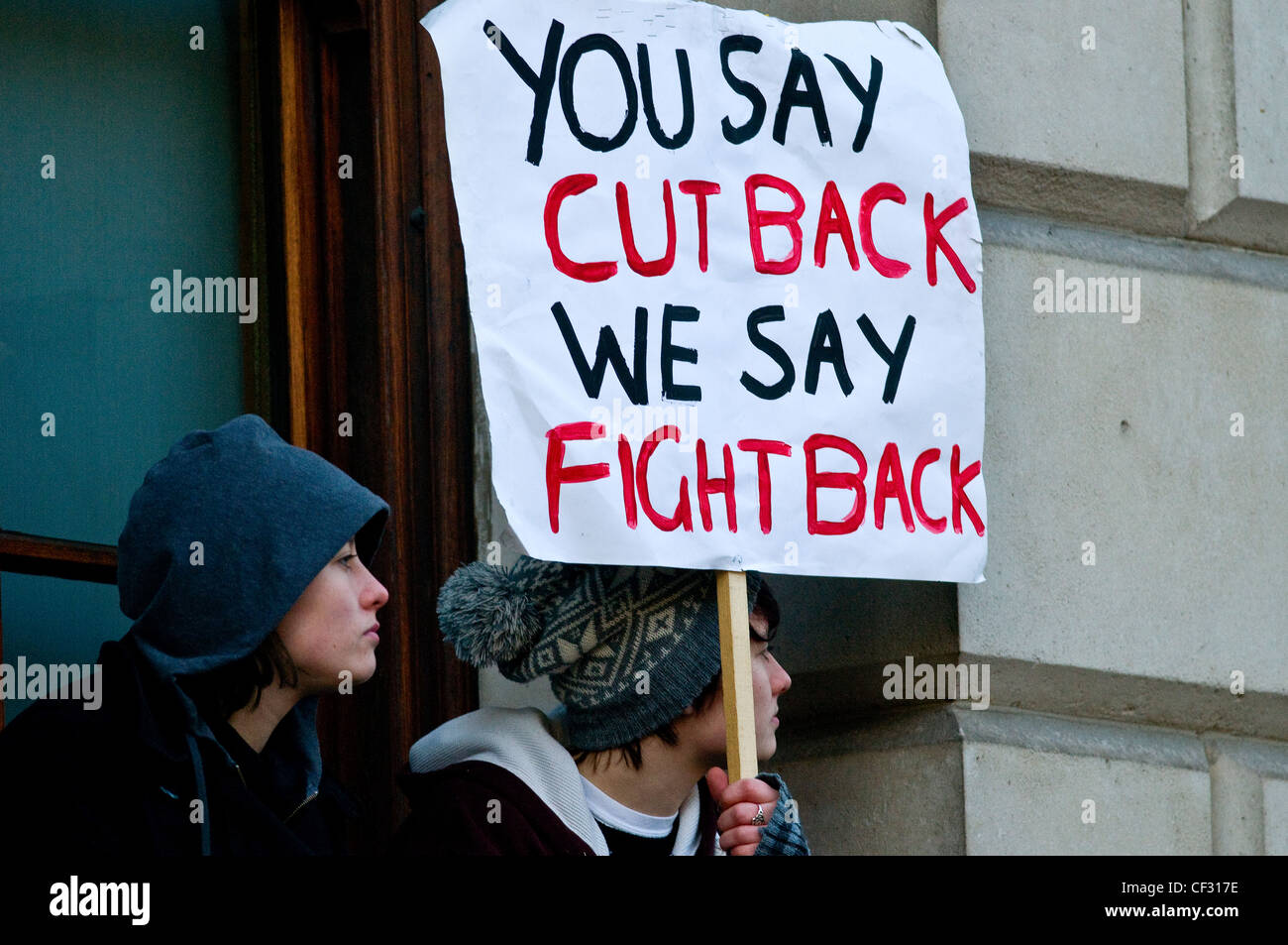 Gli studenti tenendo in mano un cartello a una manifestazione contro aumenti proposti in università tasse universitarie. Foto Stock