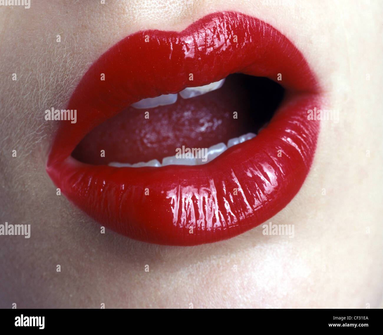 Chiudere l immagine della donna che indossa la bocca rosso luminoso bosco di rossetto Foto Stock