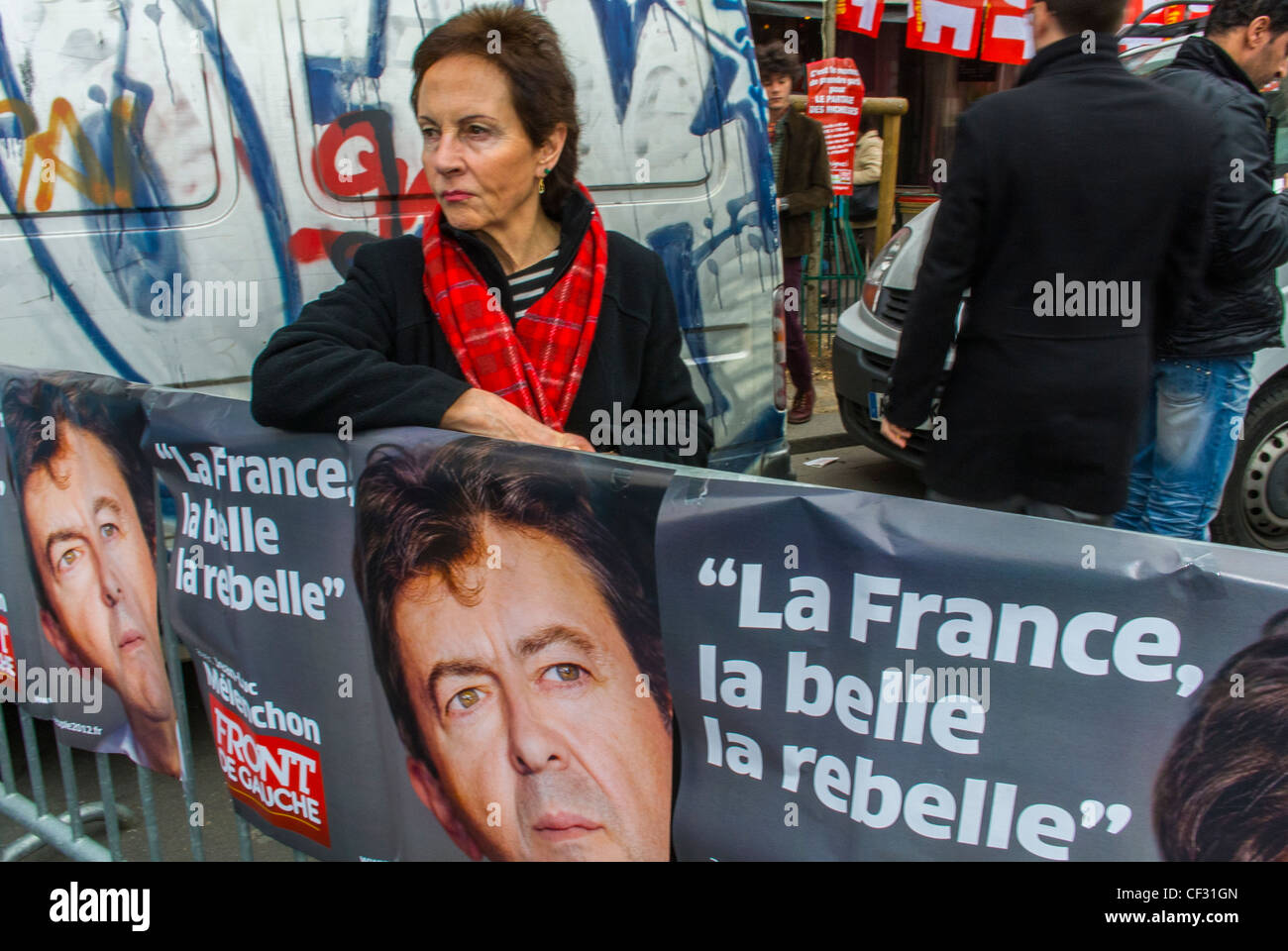 Parigi, Francia, misure antieuropee di austerità economica dimostrazione, da parte dei sindacati di sinistra, e il Partito politico, Donna in piedi vicino 'Front de Gauche' Melenchon Campaign Signs Poster Foto Stock