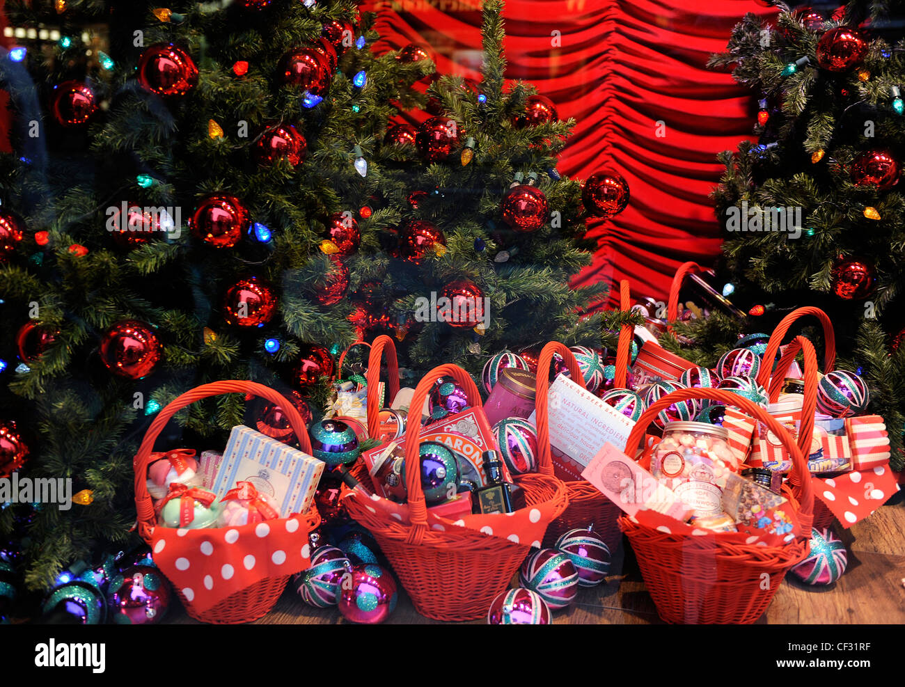 Le decorazioni di Natale nella finestra di magazzini Selfridges a Londra Foto Stock