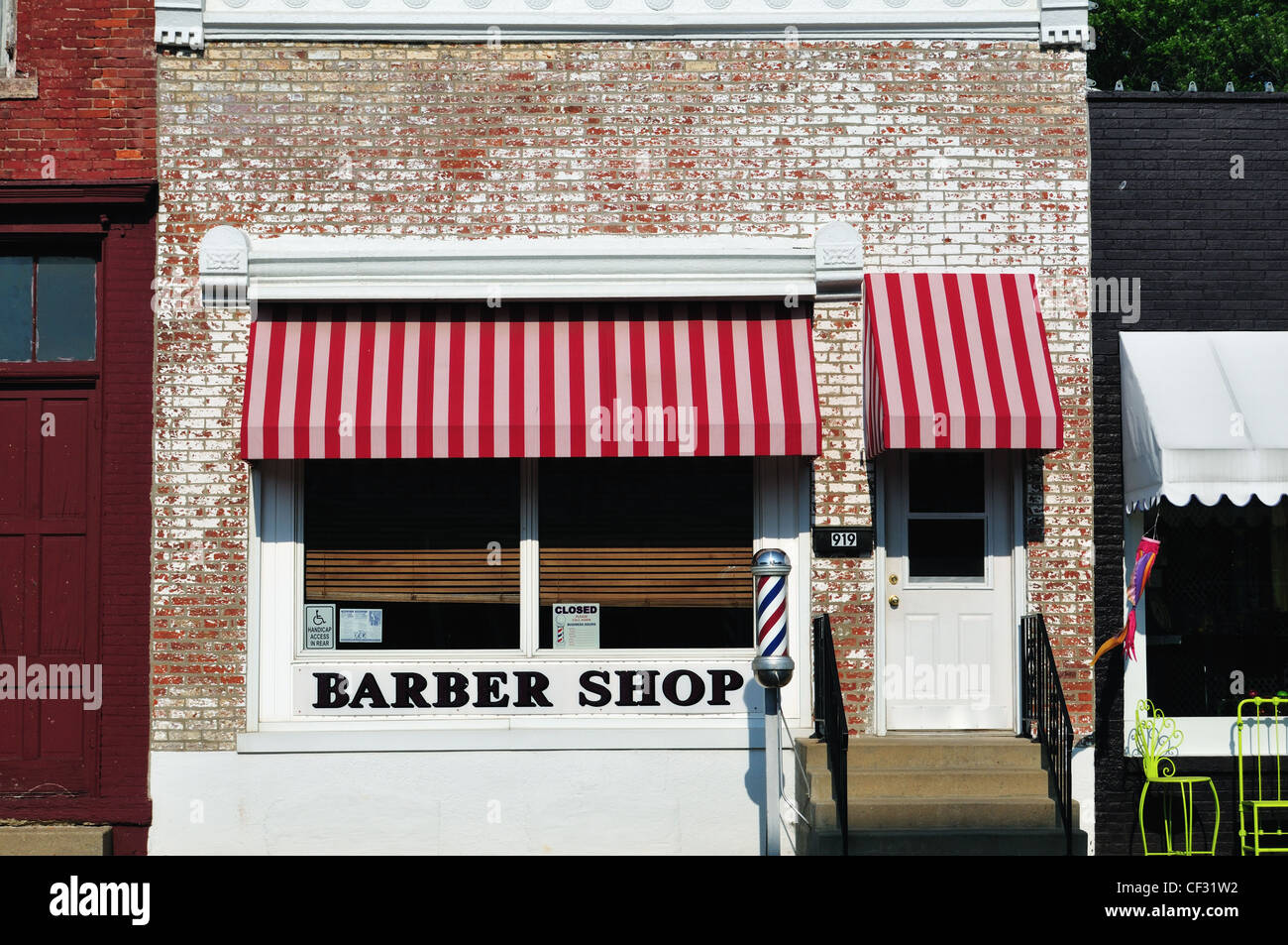 Un barbiere con barbiere di fuga polo sulla strada principale di Princeton, Illinois, Stati Uniti d'America. Foto Stock