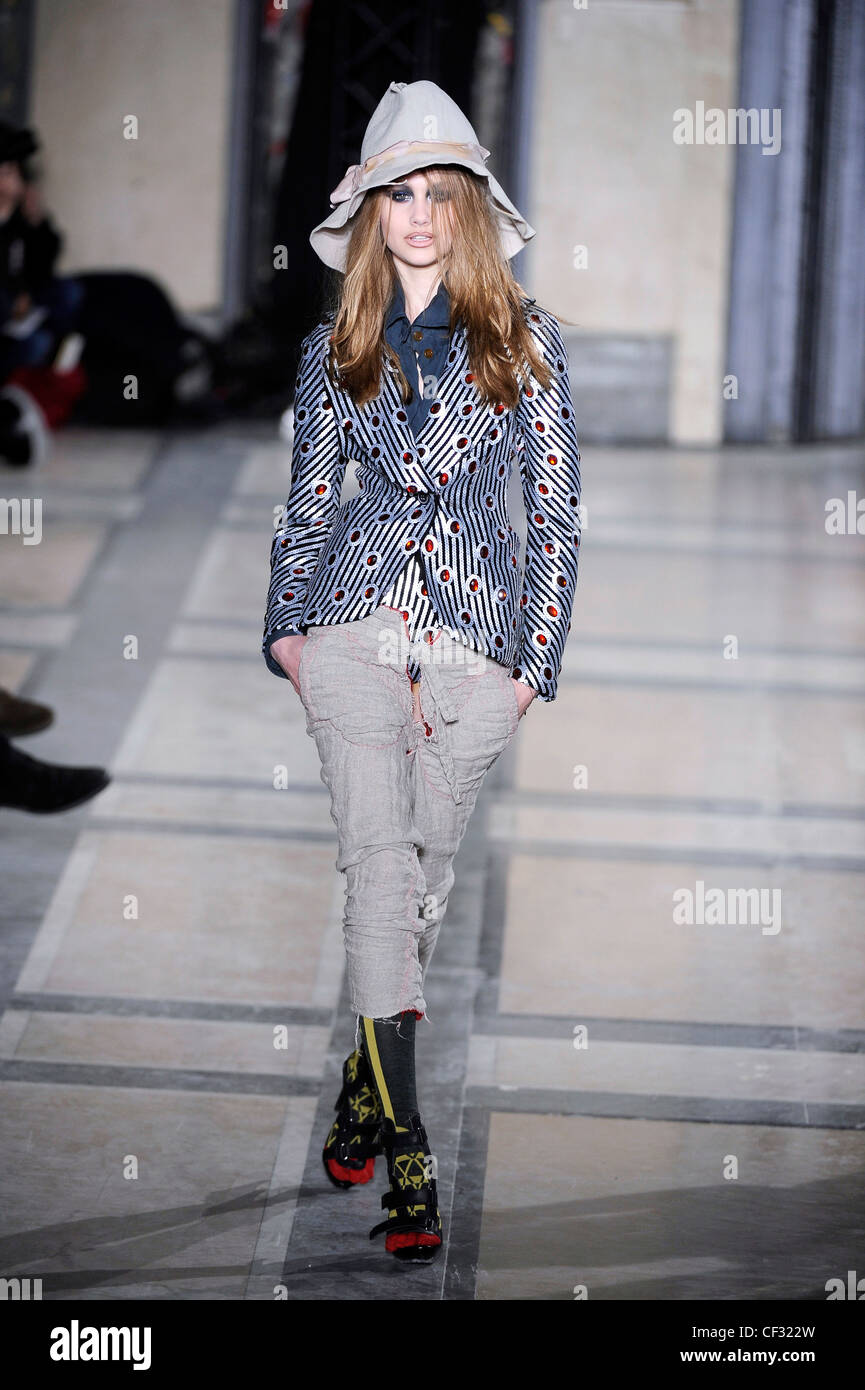 Vivienne Westwood Paris pronto a indossare in autunno e inverno Floppy hat, monocromatico jeweled blazer, grigio ritagliato pantaloni, calzini e Foto Stock