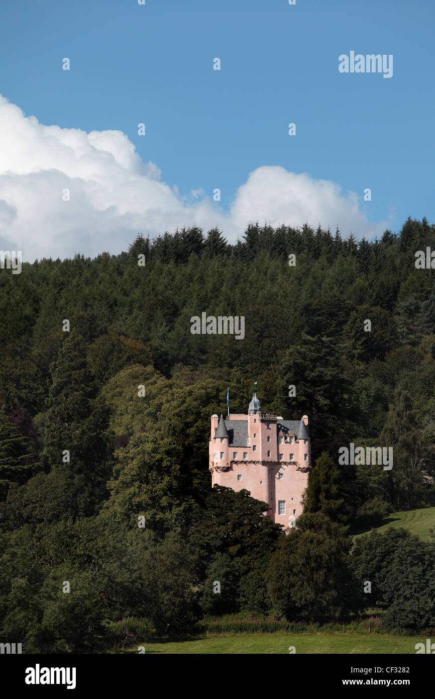 Castello di Craigievar, un harled rosato castello costruito nel 1626 ai piedi delle colline di Grampian Mountains. Il castello ha un classico fa Foto Stock