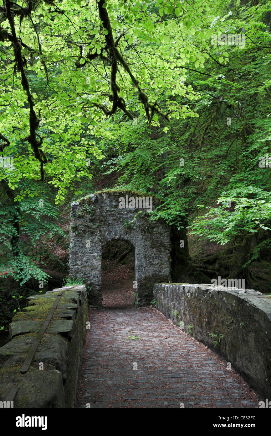 Un ponte in pietra risalente al 1770 presso l'Eremo (l'Eremo di piacere terreno), una follia creata dai duchi di Atholl nel Foto Stock