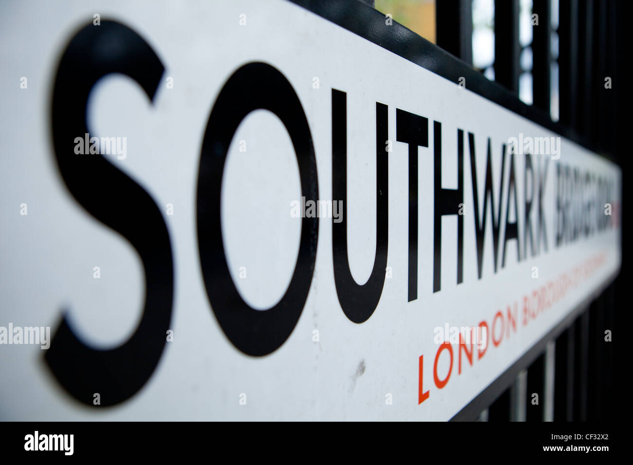 Una vista del segno per Southwark Bridge Road nel quartiere londinese di Southwark Foto Stock