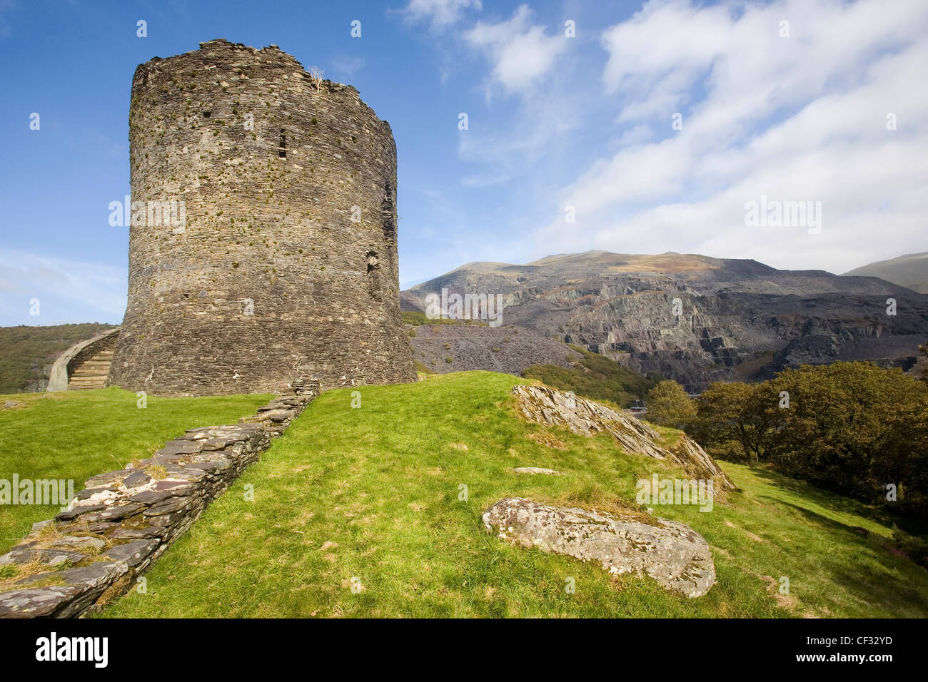 La grande torre di Dolbadarn Castle costruito da Llywelyn ap Iorwerth (Llywelyn il grande) attorno al 1230, uno Galles' finest native-bui Foto Stock