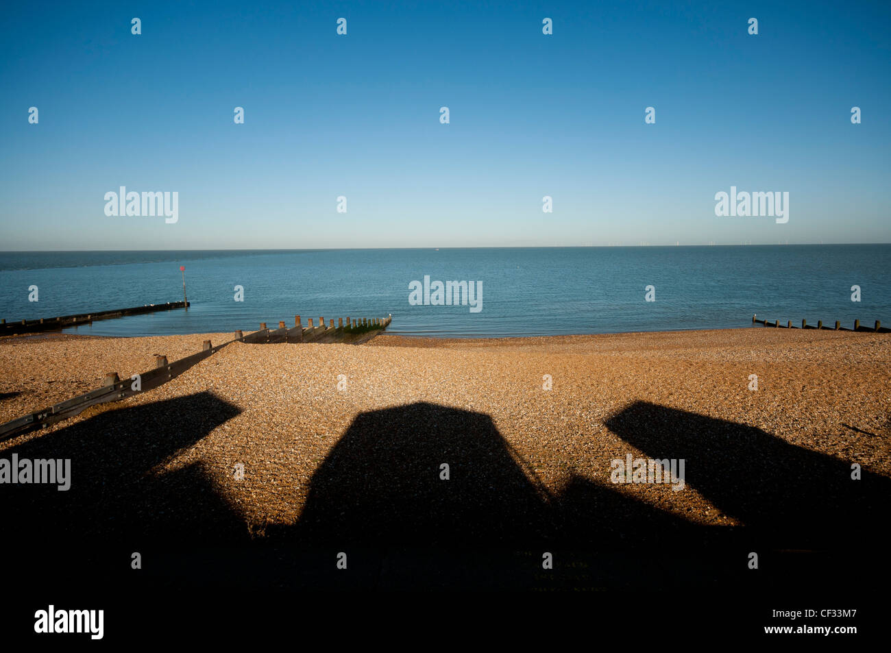 Ombre di cabine sulla spiaggia, Tankerton Kent England Regno Unito Foto Stock