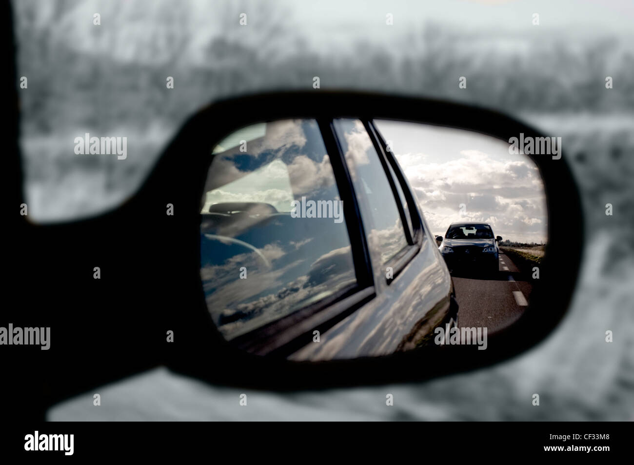 Specchietto laterale,vista durante la guida,colore riflesso, Mono sfondo. Foto Stock