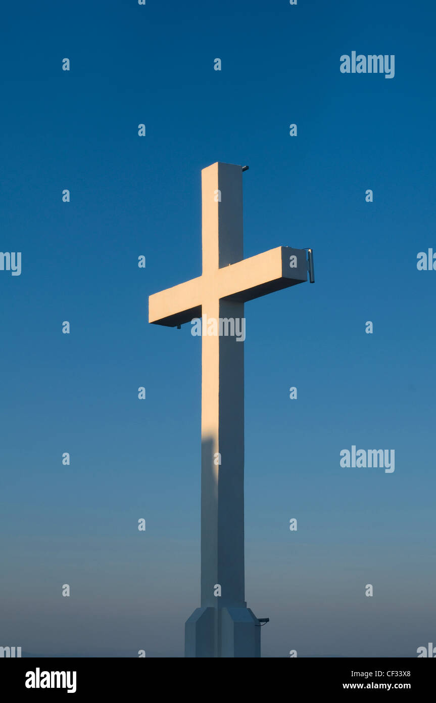 Una croce cristiana contro il cielo blu Foto Stock