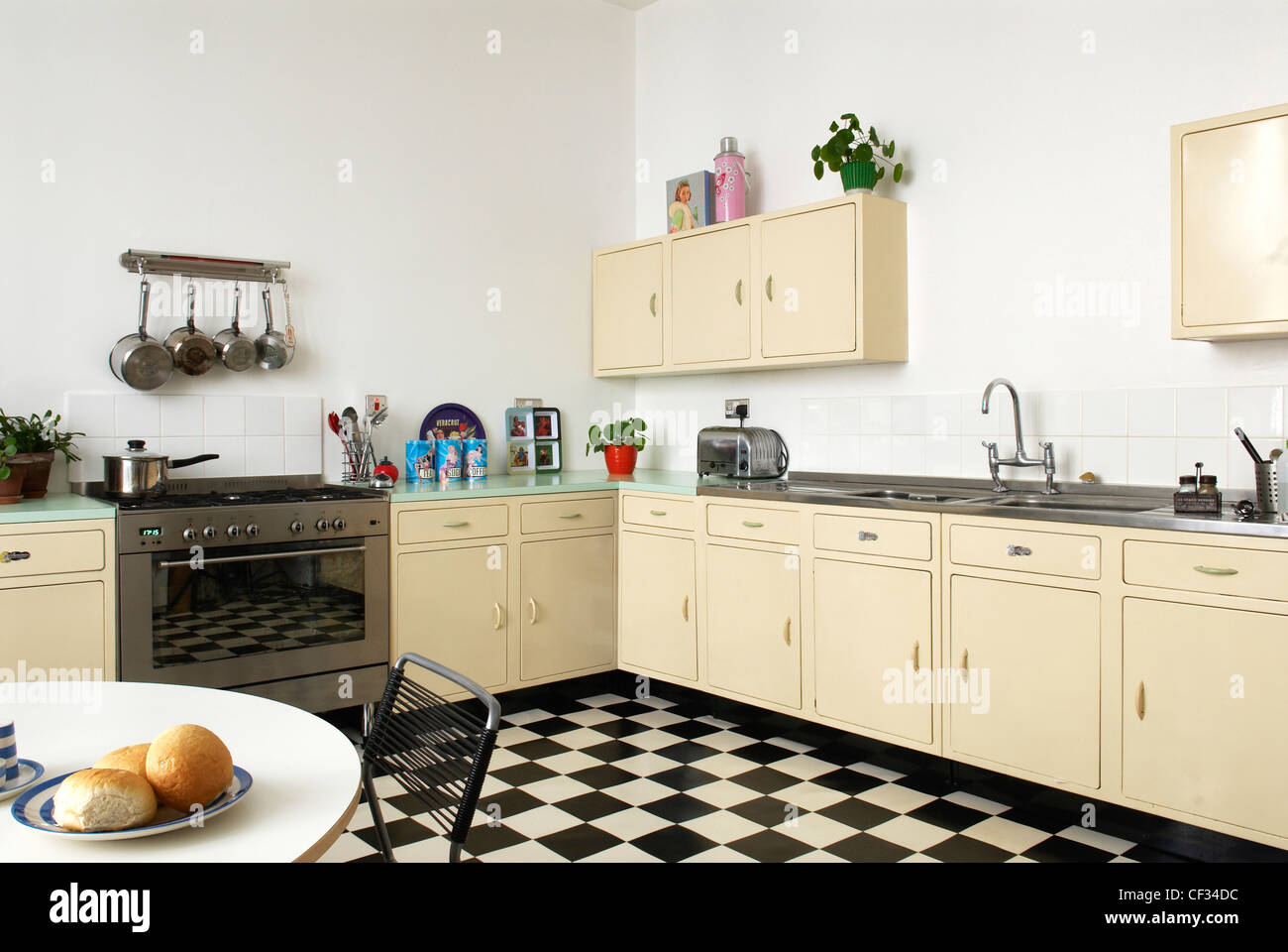 Brighton Interiimage interna degli anni cinquanta cucina stile cime formica, acciaio inox doppio lavandino, fornello moderno Foto Stock