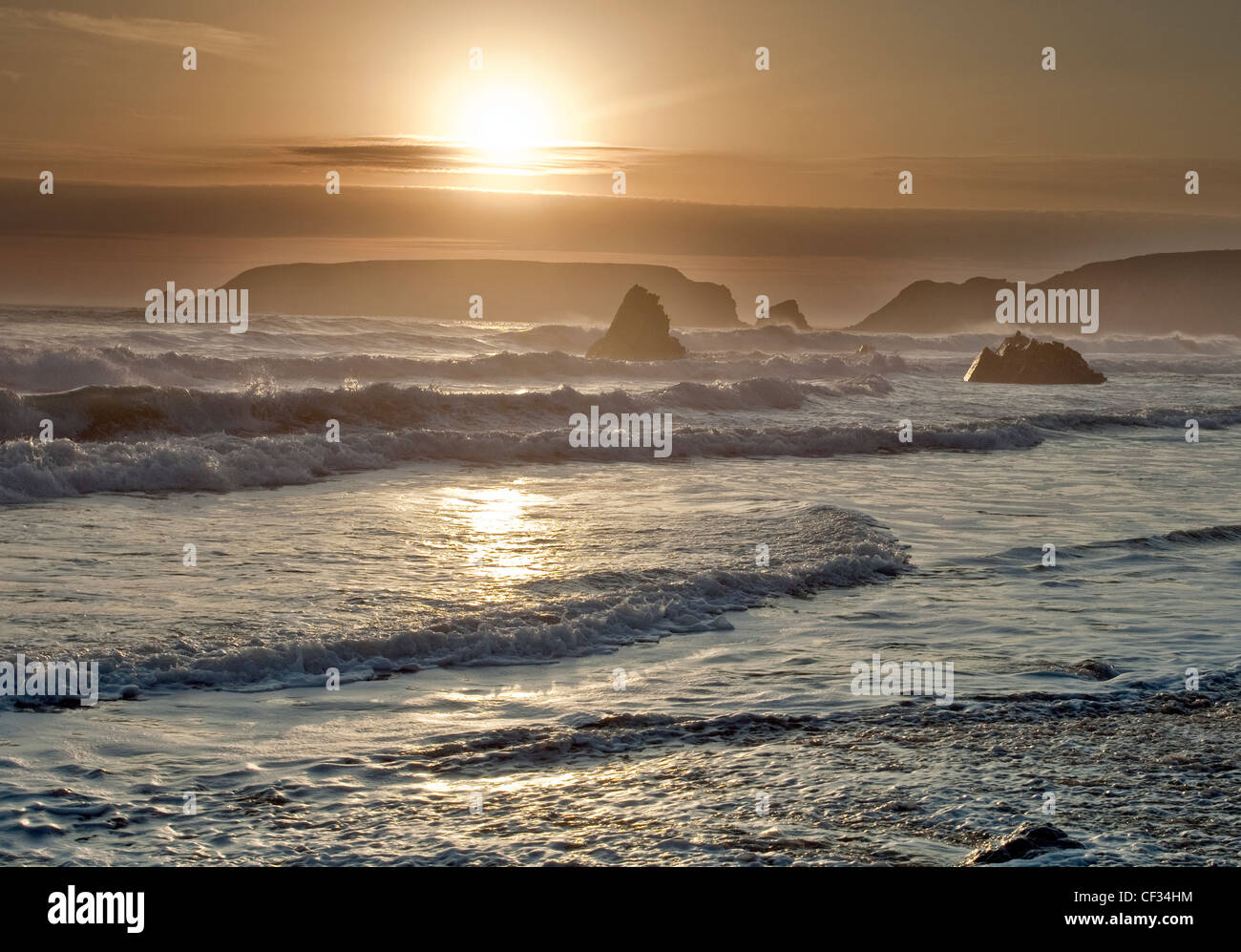 Bella tarda estate del tramonto, vista del mare irlandese, Gateholm Isola, Raggle Rocce e mare splendide rocce scolpite, Marloes Sands Foto Stock