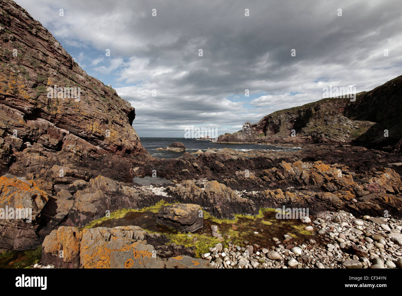 Costa frastagliata a Findochty sulla costa nord-est della Scozia. Foto Stock