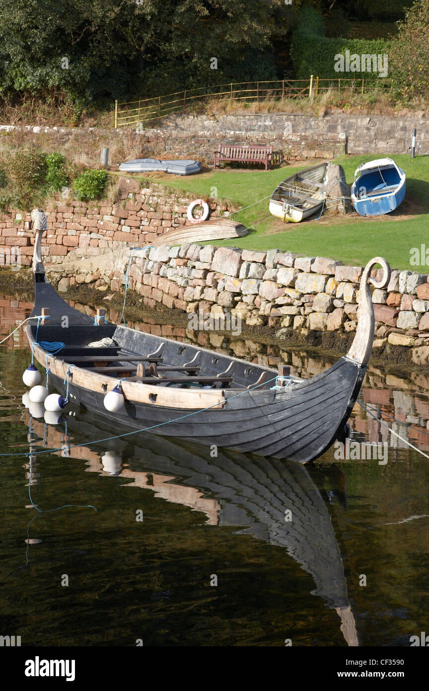 Replica di una nave vichinga nel porto di Corrie sull'isola di Arran. Foto Stock