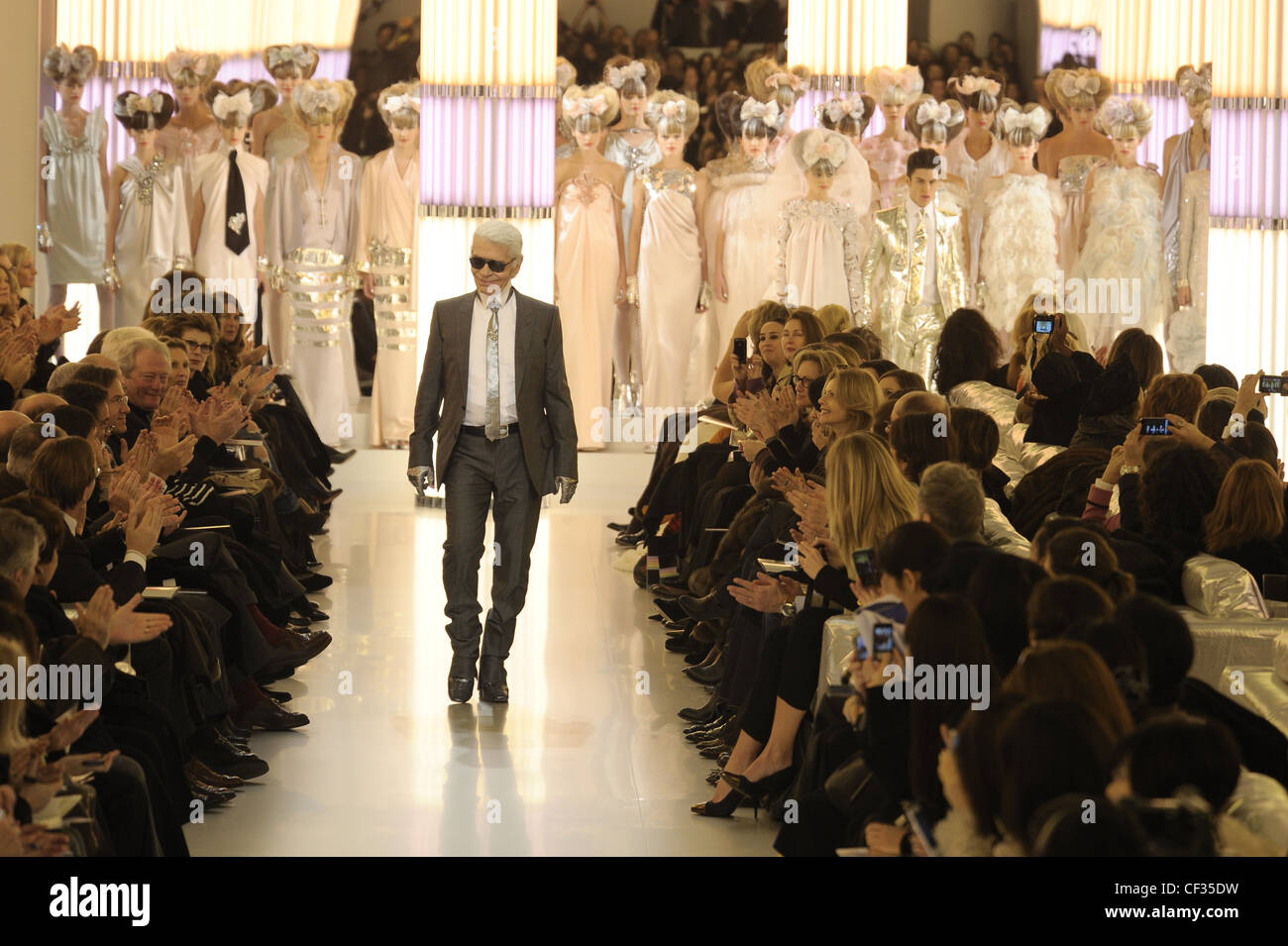 Chanel Paris Haute Couture pronto a indossare Primavera Estate stilista Karl Lagerfeld dopo il suo show Foto Stock