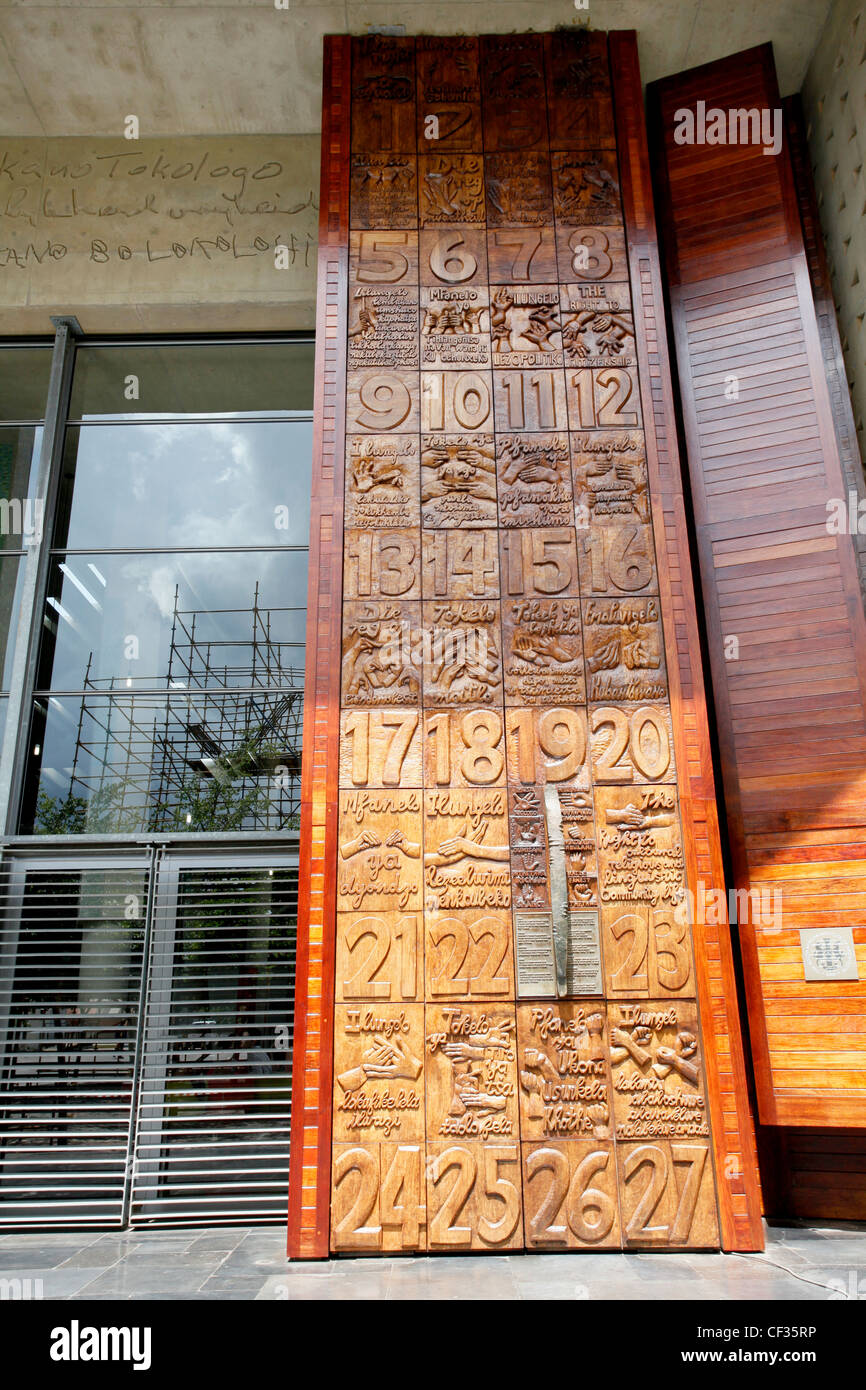 La porta di ingresso alla corte costituzionale di Johannesburg. Foto Stock