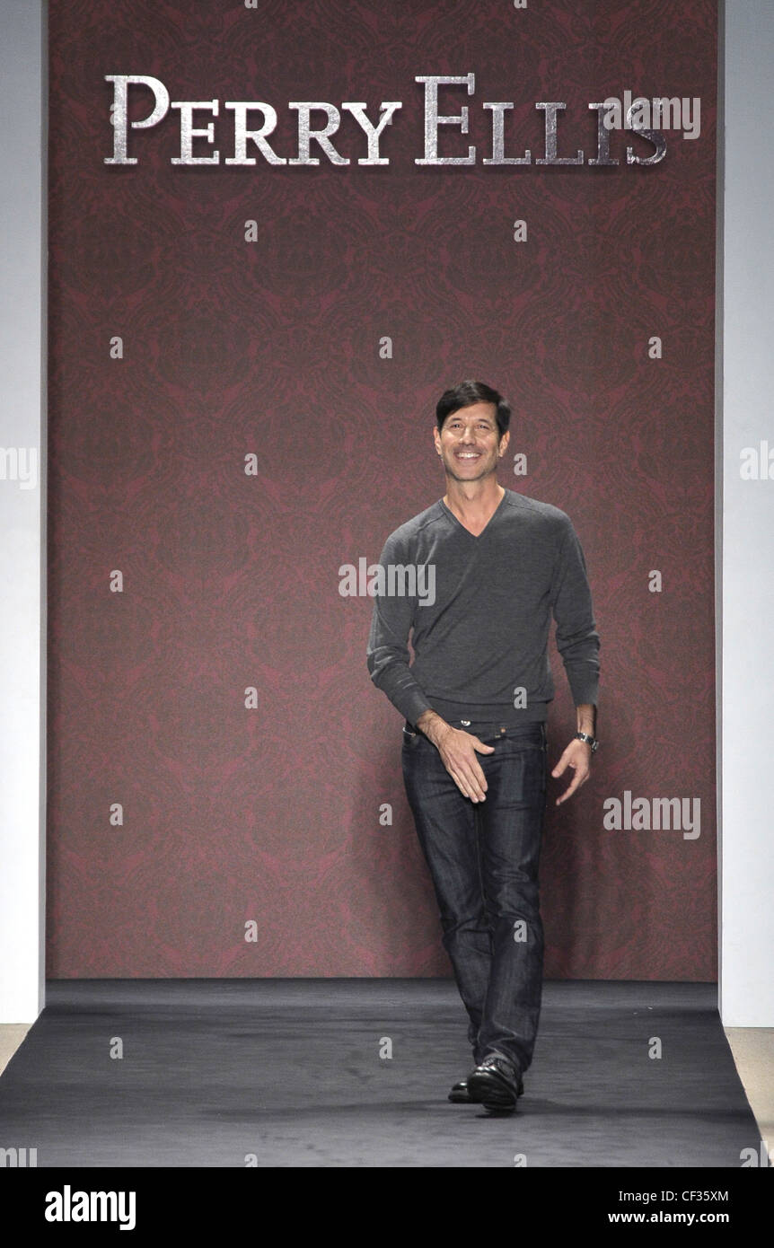 Perry Ellis New York pronto a indossare in autunno e inverno fashion  designer John Crocco indossando grigio v collo ponticello, jeans e scarpe  nere Foto stock - Alamy