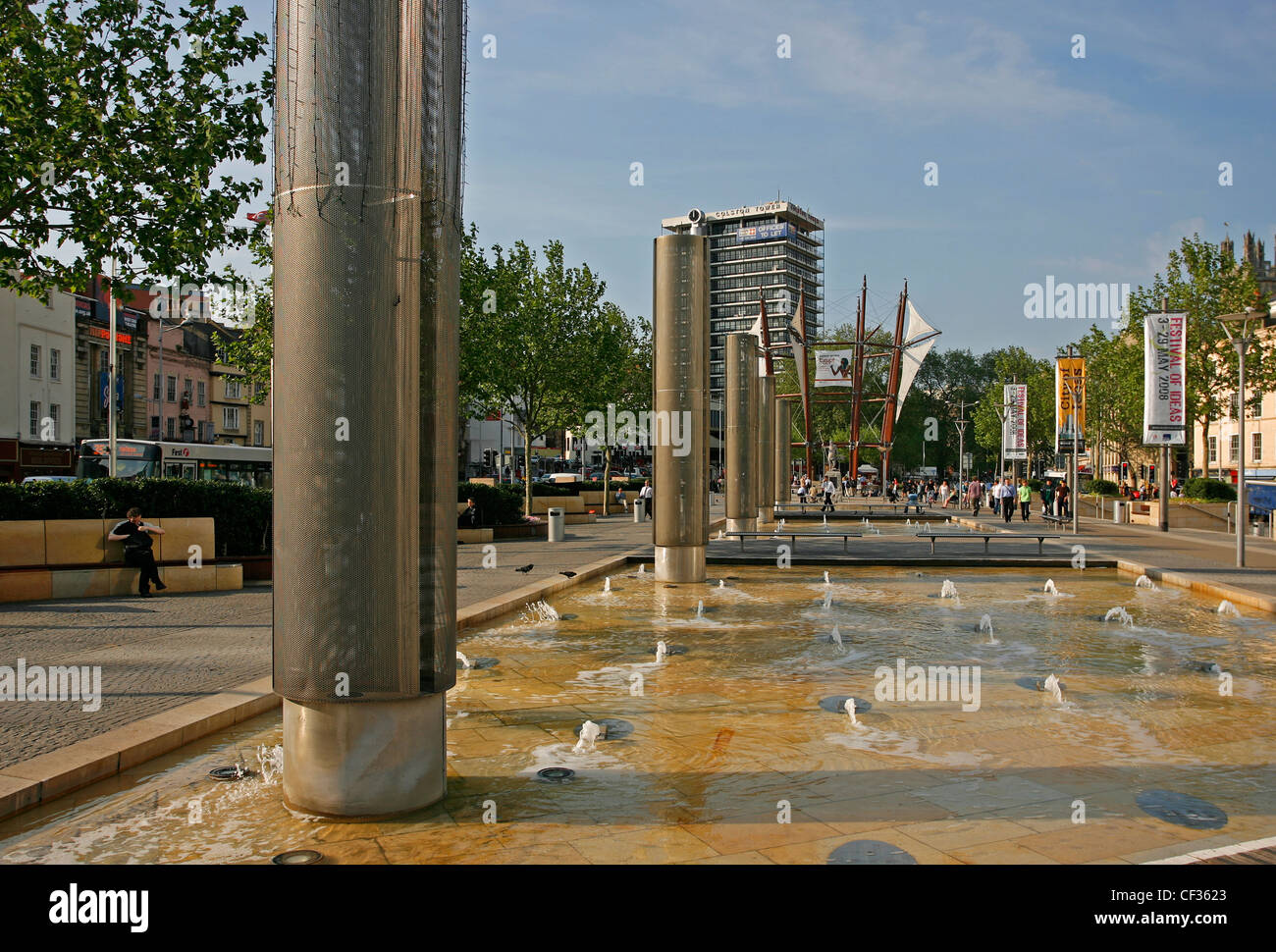 Persone e rilassante a camminare lungo la passeggiata del millennio in Bristol. Foto Stock