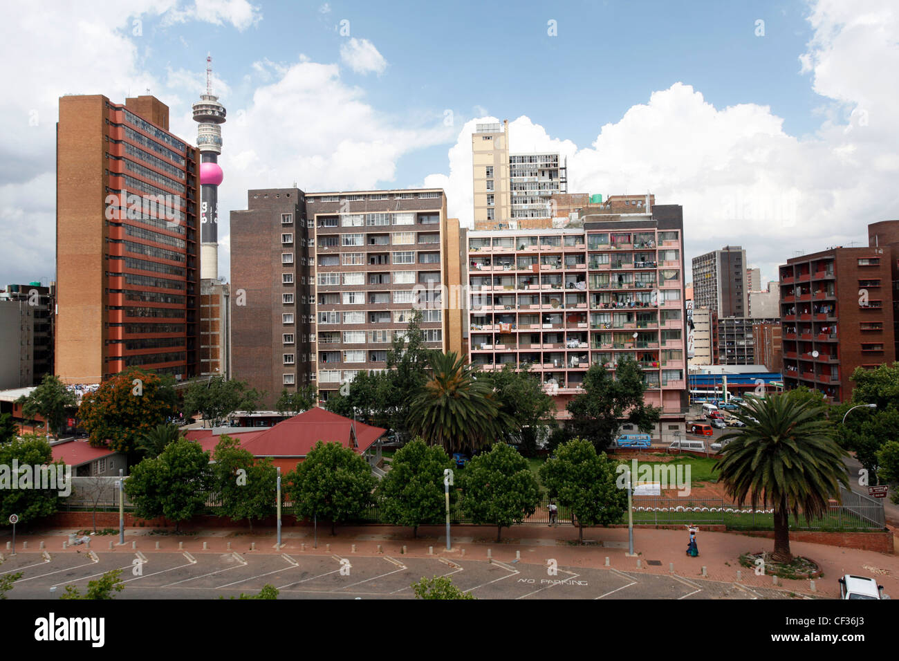 Hillbrow è la parte interna della città di quartiere residenziale di Johannesburg, provincia di Gauteng, Sud Africa. Foto Stock