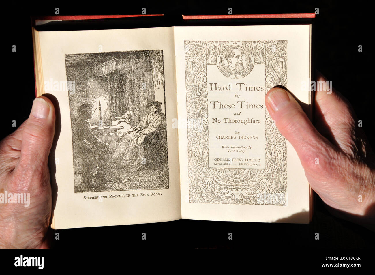Un vecchio libro illustrativo ' Tempi duri per questi tempi' di Charles Dickens lettura da parte di un uomo anziano. Foto Stock