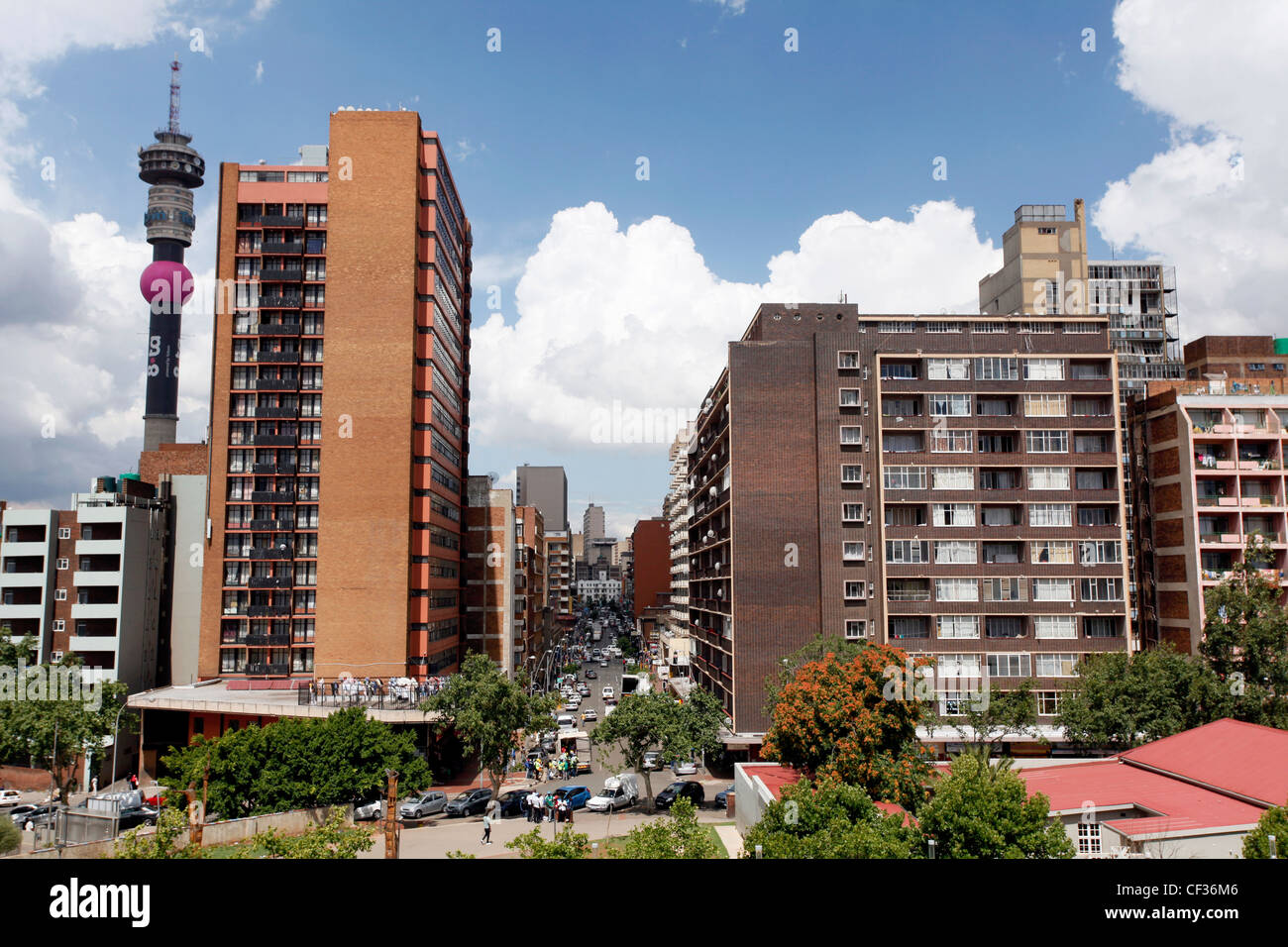 Hillbrow è la parte interna della città di quartiere residenziale di Johannesburg, provincia di Gauteng, Sud Africa. Foto Stock