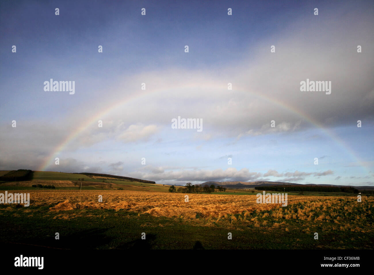 Un arcobaleno osservato su Aberdeenshire di colline e fattorie. La zona è costituito da fertili terreni agricoli del Mearns e Cairngorm m Foto Stock