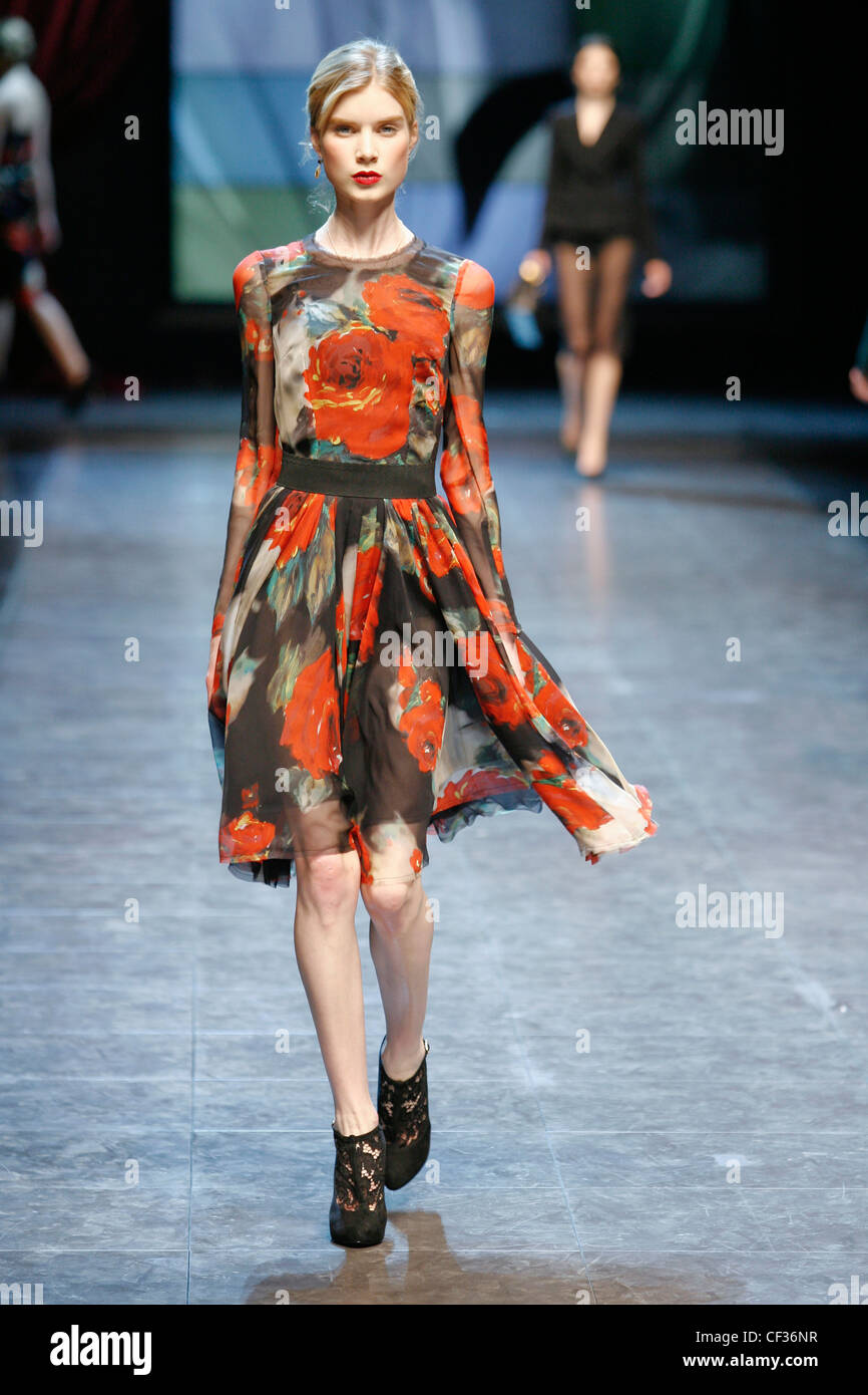 Dolce & Gabbana Milano pronto a indossare in autunno e inverno lunghezza al  ginocchio stampa floreale abito maniche lunghe e scollo rotondo e pizzo  nero Foto stock - Alamy