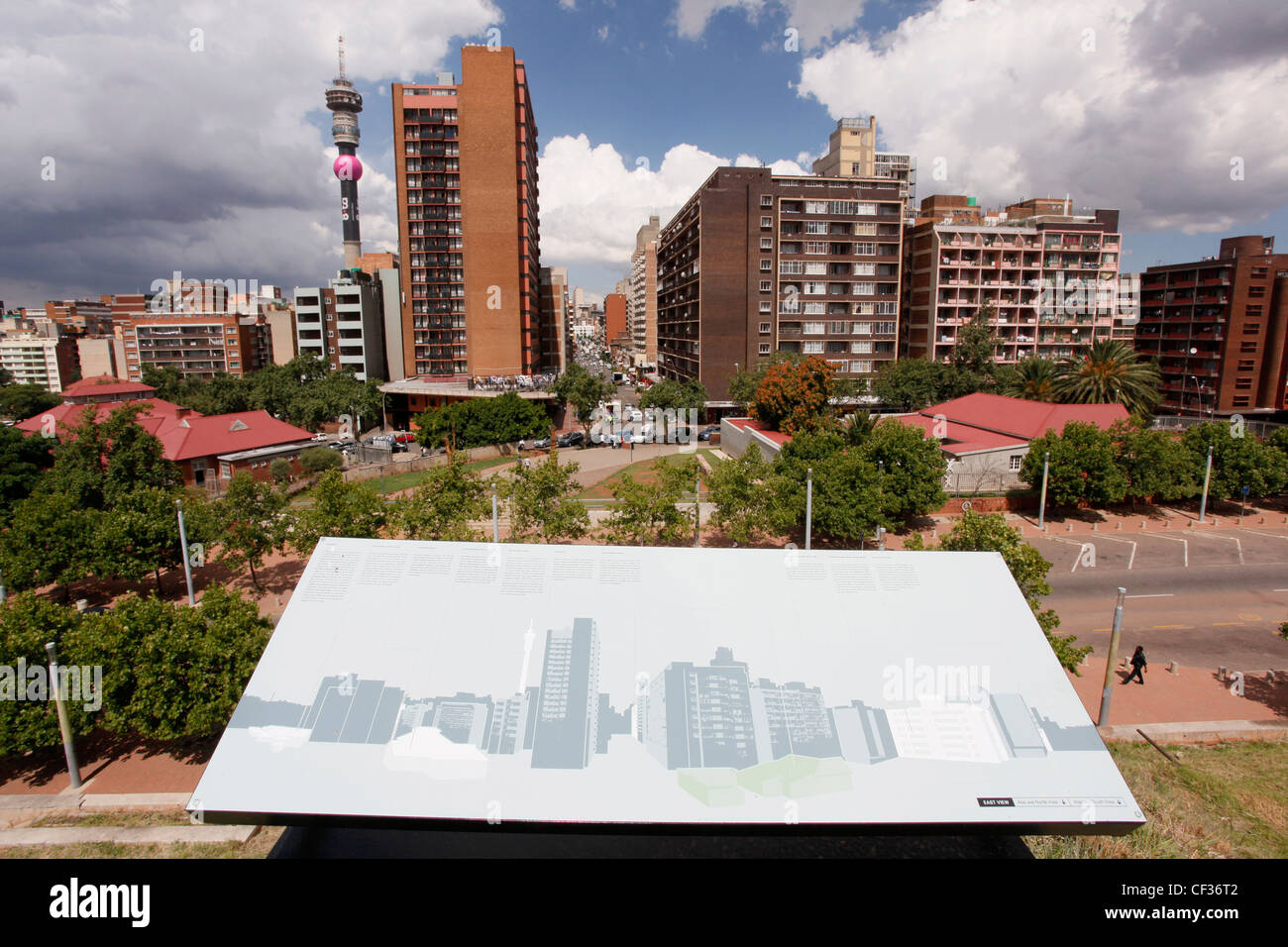 Hillbrow è la parte interna della città di quartiere residenziale di Johannesburg, provincia di Gauteng, Sud Africa. Foto Stock