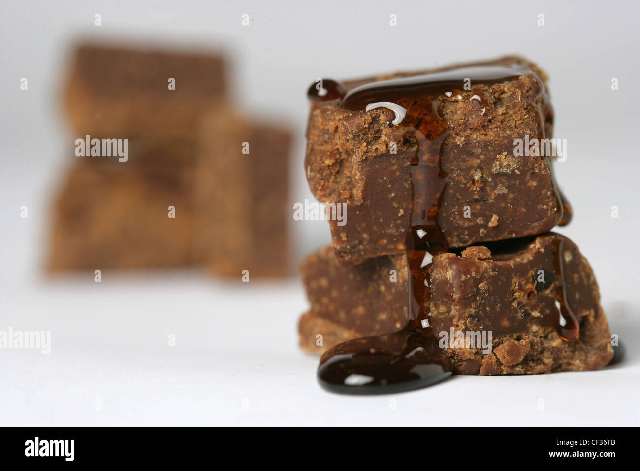 Blocchi di figgy pudding fudge con caramello e salsa di brandy Foto Stock