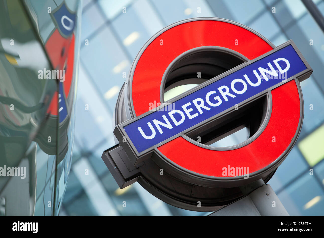 Una vista ravvicinata della metropolitana di Londra, segno del tubo a Southwark Street Station, Inghilterra. Foto Stock