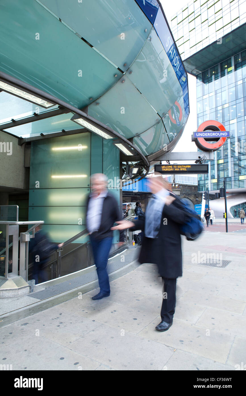 Una vista di passeggeri in arrivo alla stazione metropolitana di Southwark Foto Stock
