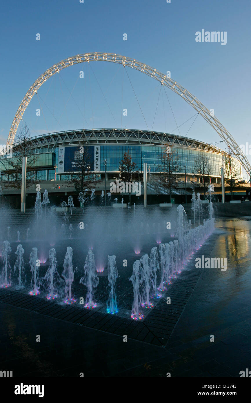 Fontana del display e il nuovo iconico lo Stadio di Wembley a Londra. Foto Stock