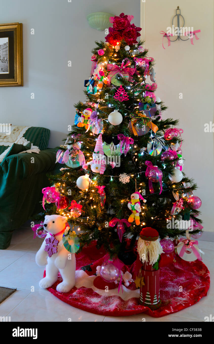 Eco albero di natale con CD riciclati utilizzati come decorazione Foto Stock