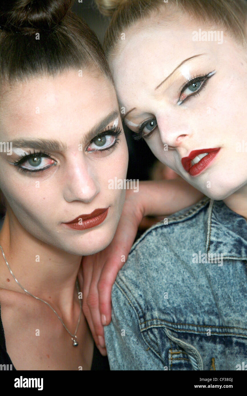 Marc Jacobs Backstage bellezza New York pronto a indossare Primavera Estate due pale di fronte femmine indossando goth make up Foto Stock