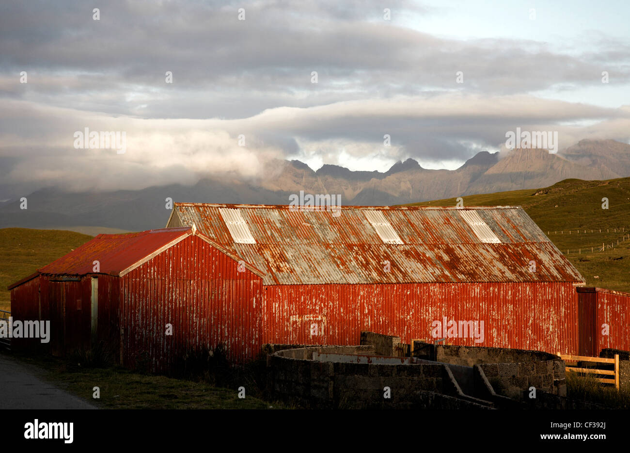 Un agriturismo rustico edificio circondato dalla Cuillin Hills sull'Isola di Skye. Foto Stock