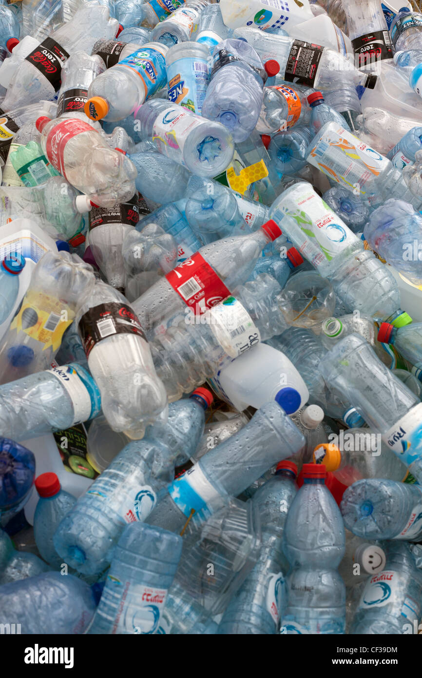 Bottiglie di plastica immagini e fotografie stock ad alta risoluzione -  Alamy