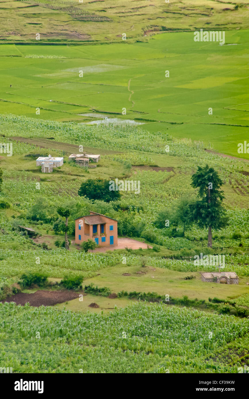 Tipico villaggio malgascio vicino a Antsirabe, altopiani del Madagascar Foto Stock