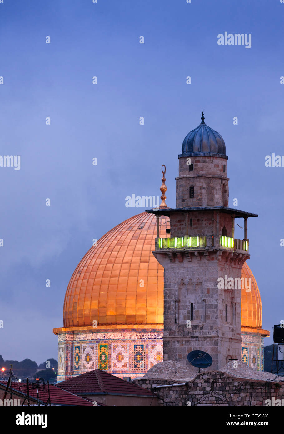 Israele,Cupola della roccia e minareto illuminato al crepuscolo Foto Stock